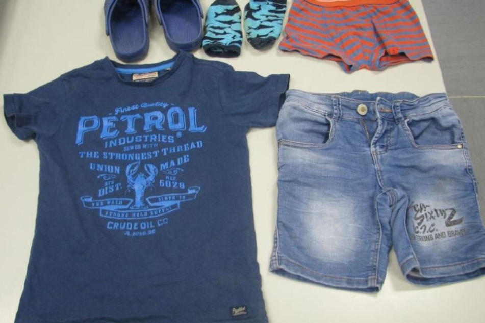 Dieses komplette Outfit vergaß der 7-jährige Junge am Seeufer. Dies löste einen Großeinsatz der Polizei aus - mit glücklichem Ende.