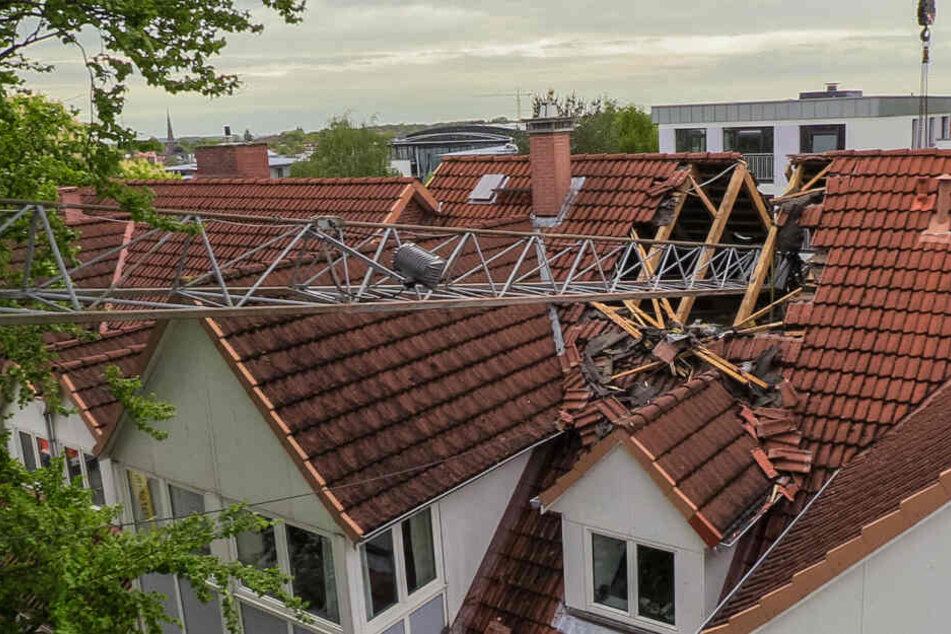 Der Kran riss ein großes Loch in das Dach des Wohnhauses.
