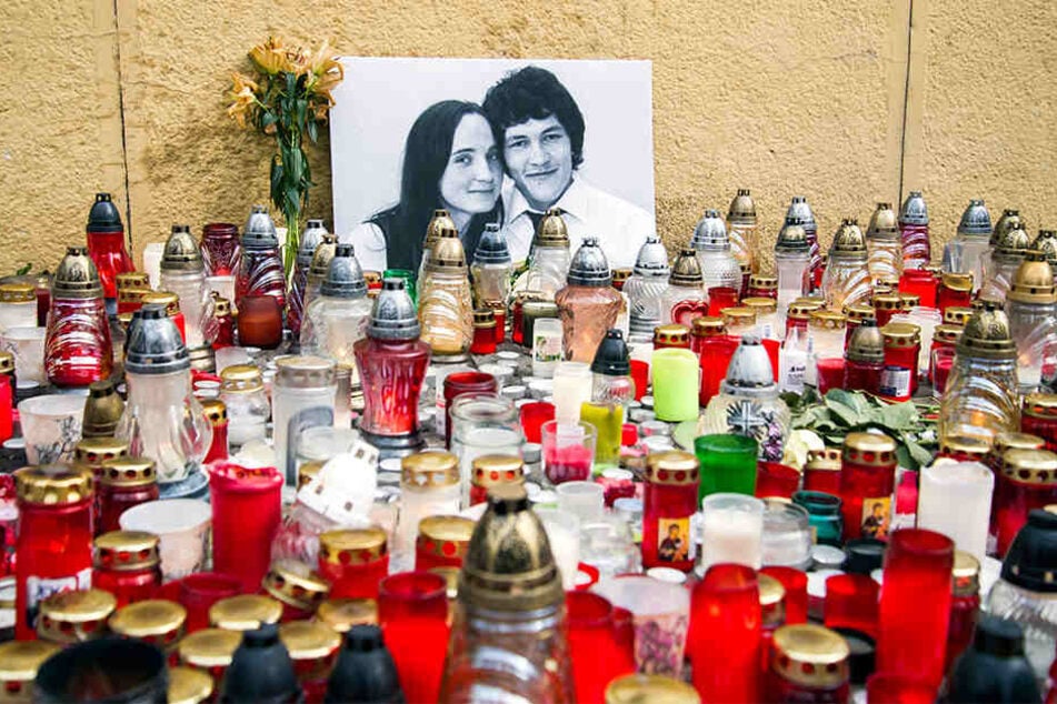 Kerzen stehen zur Trauerbekundung nach dem Mord an einen Investigativ-Journalisten Jan Kuciak und seiner Verlobten am National Uprising Square in Bratislava.