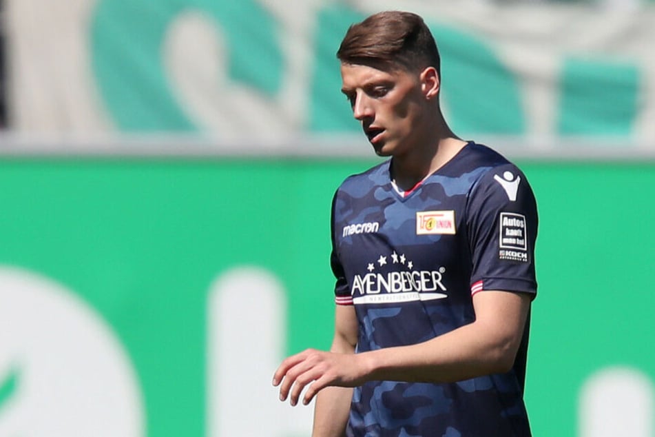 Nicolai Rapp verlässt nach seiner Roten Karte gegen Fürth den Platz.