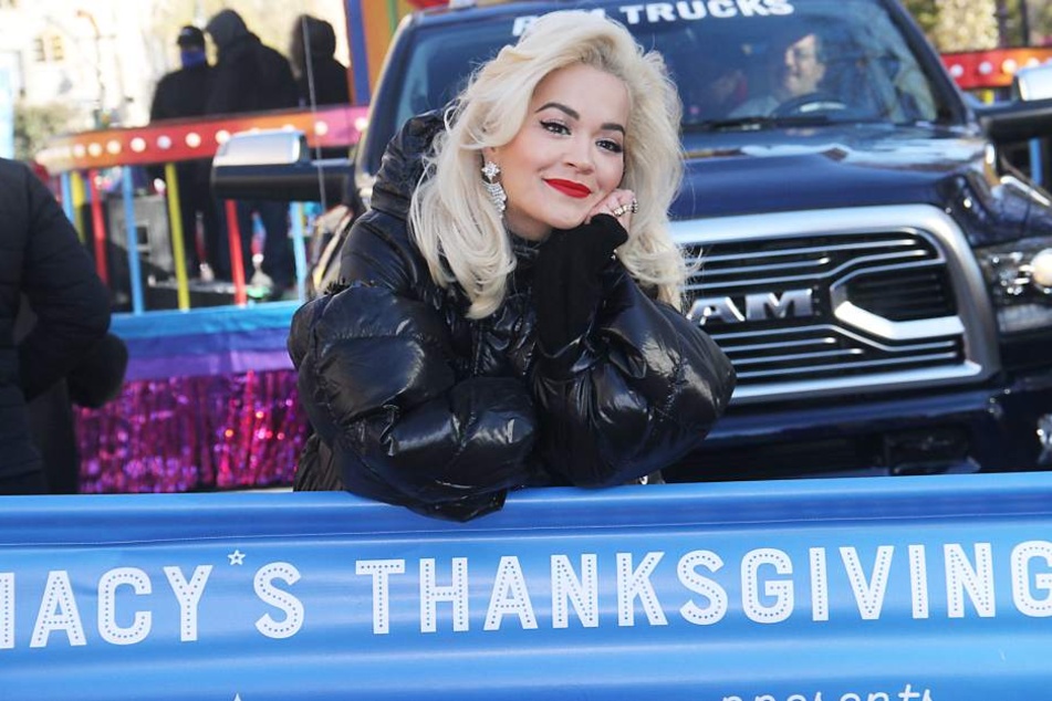 Rita Ora hatte auf der Macy's Thanksgiving Parade nicht immer gut Lachen.