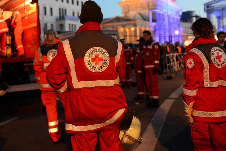 Rettungskräfte wollten einer hilflosen Person helfen, Randalierer bewarfen sie mit Böllern. (Symbolbild)