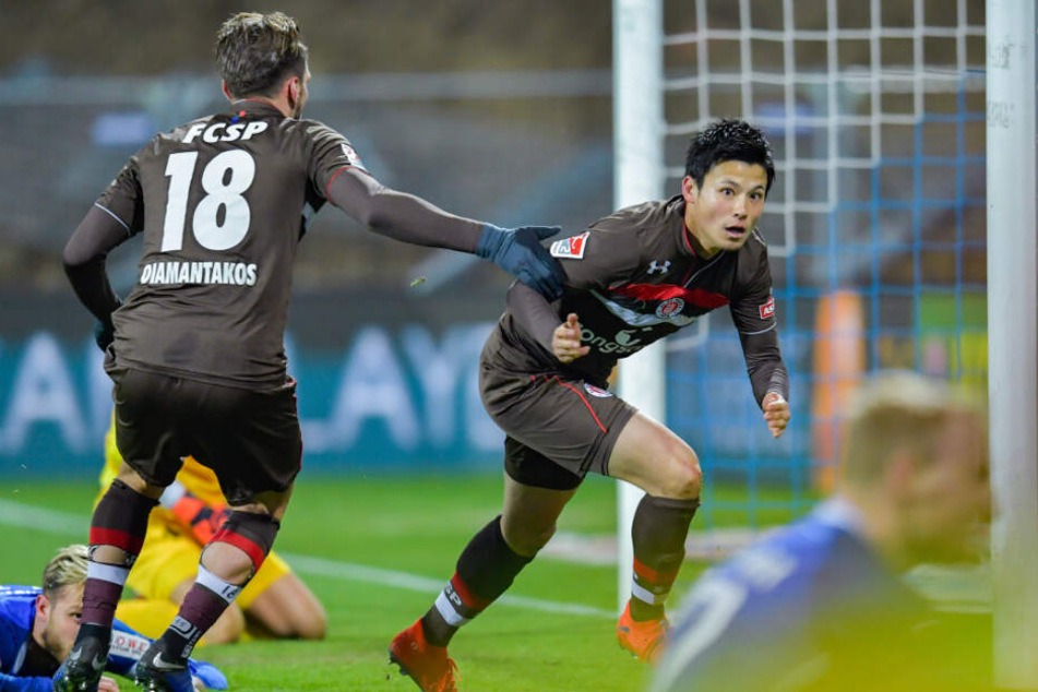 Ryo Miyaichi bejubelt seinen Führungstreffer per Kopf.