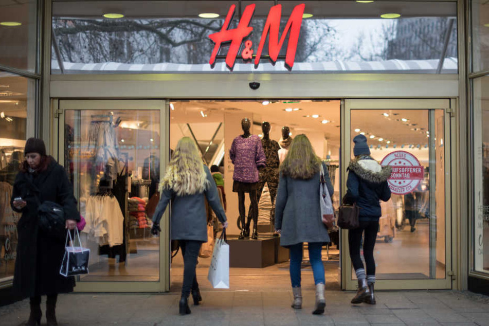 H&M will wegen Umsatzeinbußen Filialen schließen (Symbolbild).