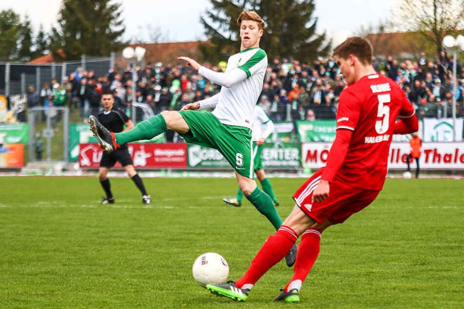 Voller Einsatz von Leipzigs Alexander Bury (links). Mit dem Punktgewinn beim VfB Germania Halberstadt verteidigten die Chemiker die Tabellenführung in der Oberliga.