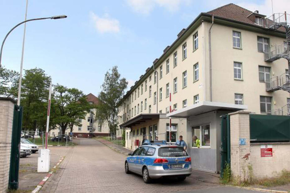 Zusammen mit ihren Peinigern wurden die christlichen Flüchtlinge in die Harewood Kaserne gebracht.