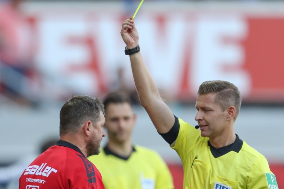Steffen Baumgart bekam von Schiedsrichter Tobias Welz die erste Gelbe Karte in der 1. Fußball-Bundesliga gezeigt.