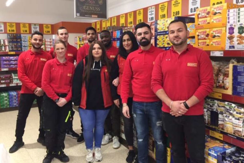 Filialleiter Alen Larushku (re.) und sein Team freuen sich auf die Neueröffnung