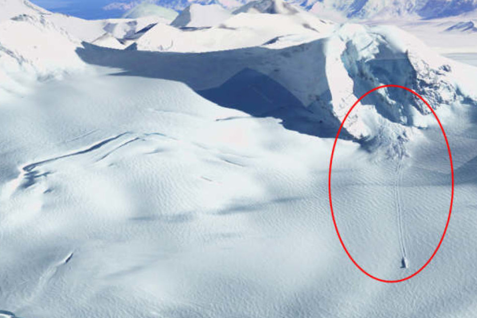 Satelliten-Bilder zeigen ein mysteriöses Objekt, was parallele Spuren hinter sich herzieht.