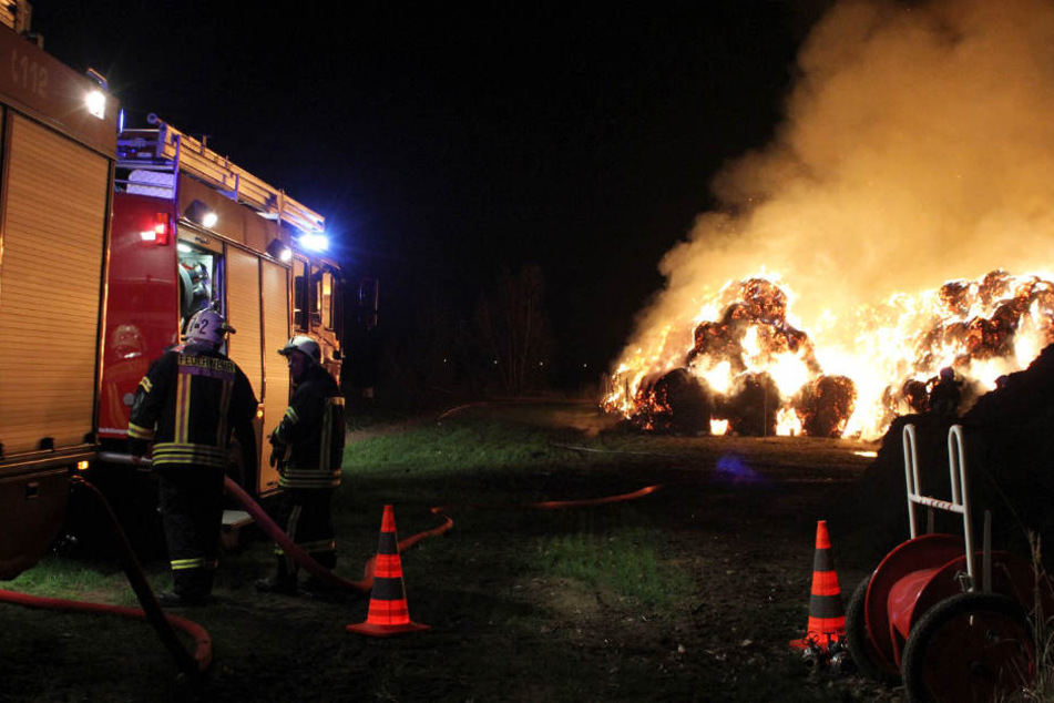 Die Strohballen standen lichterloh in Flammen.