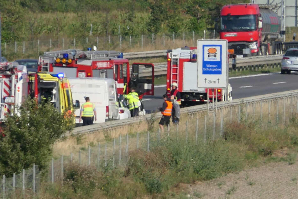 Unfall auf der A14. Die Rettungskräfte sind vor Ort.