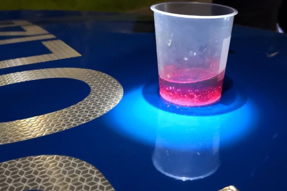 Die vermeintliche Urinprobe leuchtete kirschrot.