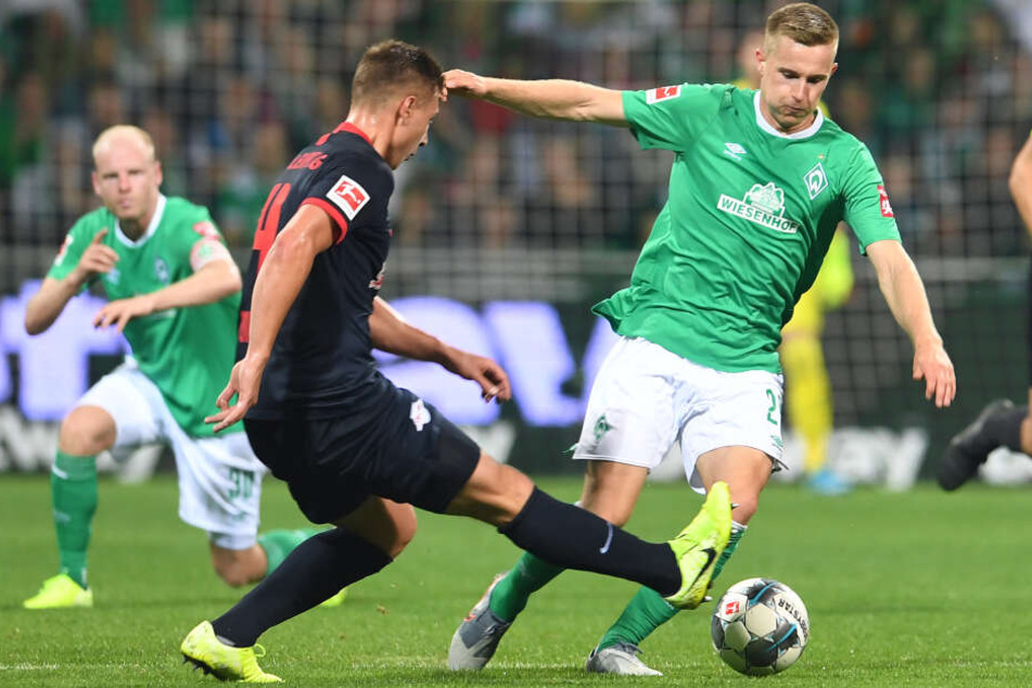 Werders Johannes Eggestein (r) im Duell mit Leipzigs Willi Orban.