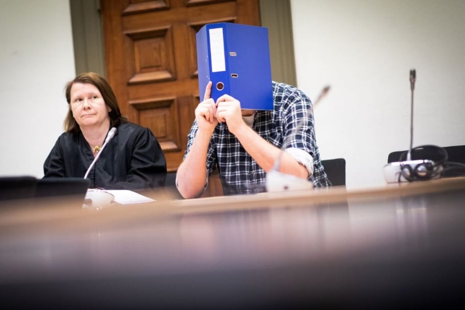 Der Angeklagte sitzt neben seiner Anwältin Anke Marten-Enke im Gerichtssaal.