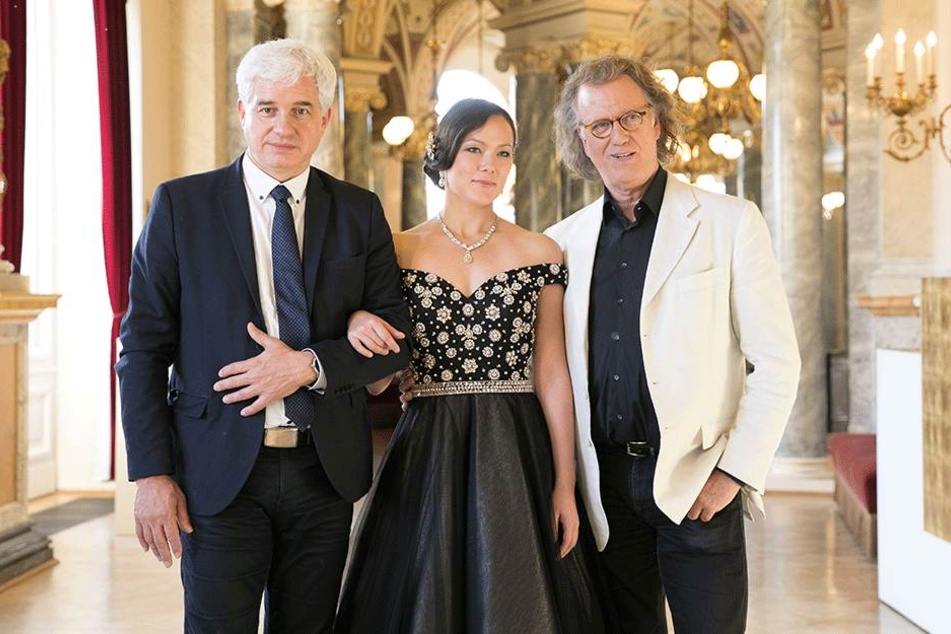Ball-Chef Hans-Joachim Frey (l.) und Walzerkönig André Rieu nehmen Debütantin
Denise in ihre Mitte.