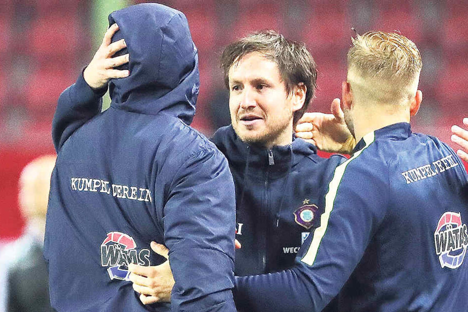 FCE-Trainer Hannes Drews (M.) umarmte nach dem letzten Auswärtsspiel Sören Bertram (l.) und Pascal Köpke. Damals gab es einen Sieg in Kaiserslautern.