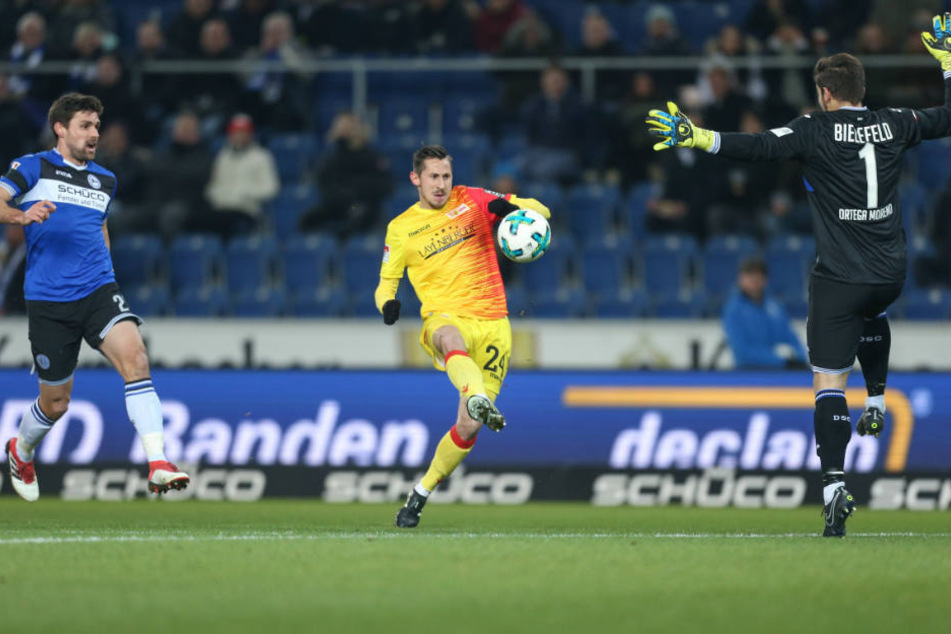 Union-Stürmer Steven Skrzybski (mi.) hatte keine Probleme, zur 1:0-Führung DSC-Keeper Stefan Oretga (re.) zu überwinden.