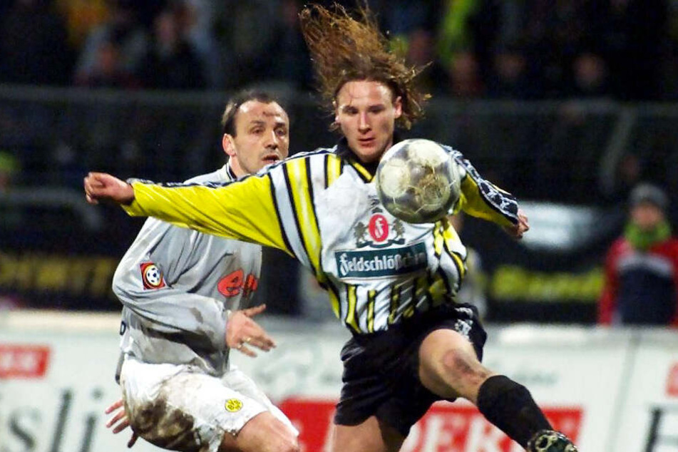 Mike Möllensiep (r.) im Duell mit Jürgen Kohler beim Testspiel in Dresden gegen Borussia Dortmund (1:2). (Archivbild)