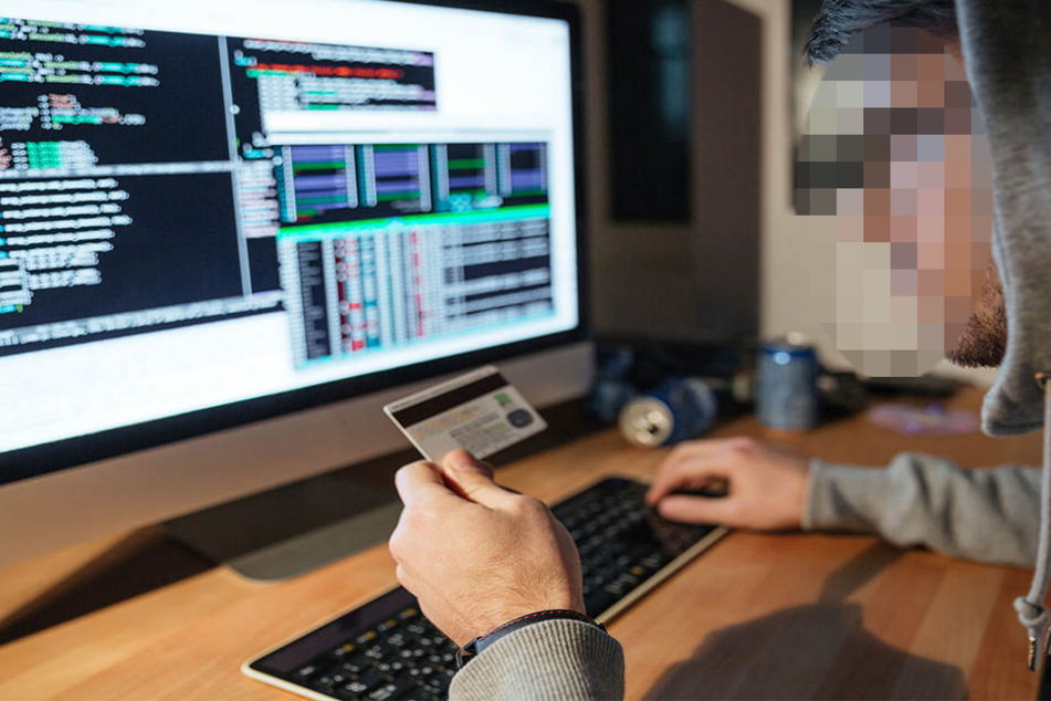 Der 27-Jährige soll sich über ein Internetportal bei Privatpersonen einquartiert und dann deren EC- und Kreditkarten gestohlen haben. (Symbolbild)