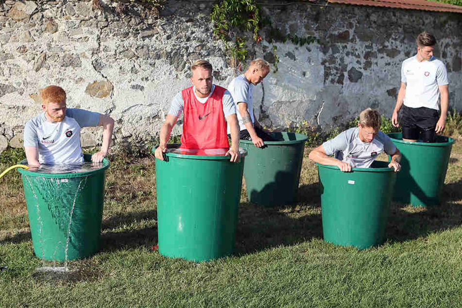 Eisbaden! Fabian Kalig, Pascal Köpke, Sören Bertram, Sebastian Hertner und Dennis Kempe in der kühlenden Tonne.