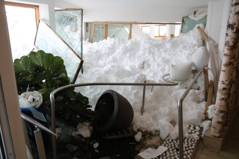Der Schnee bahnte sich durch die Fenster seinen Weg ins Innere des Hotels.