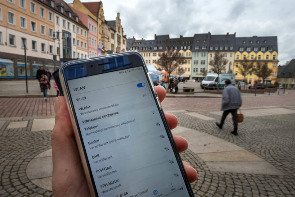 Auf dem Markt in Mittweida werden einige WLAN-Netzwerke angezeigt - alle verschlüsselt. Der Freifunk hat sich aufgelöst.