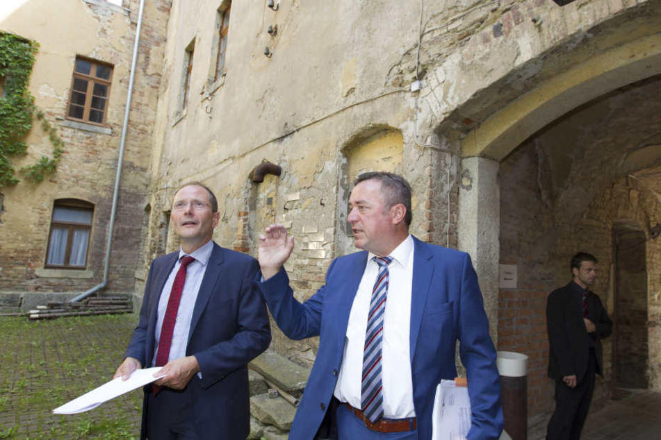 Innenminister Markus Ulbig (52, CDU, l.) ließ sich gestern von Plauens
Oberbürgermeister Ralf Oberdorfer (56, FDP) die Probleme im Viertel erklären.