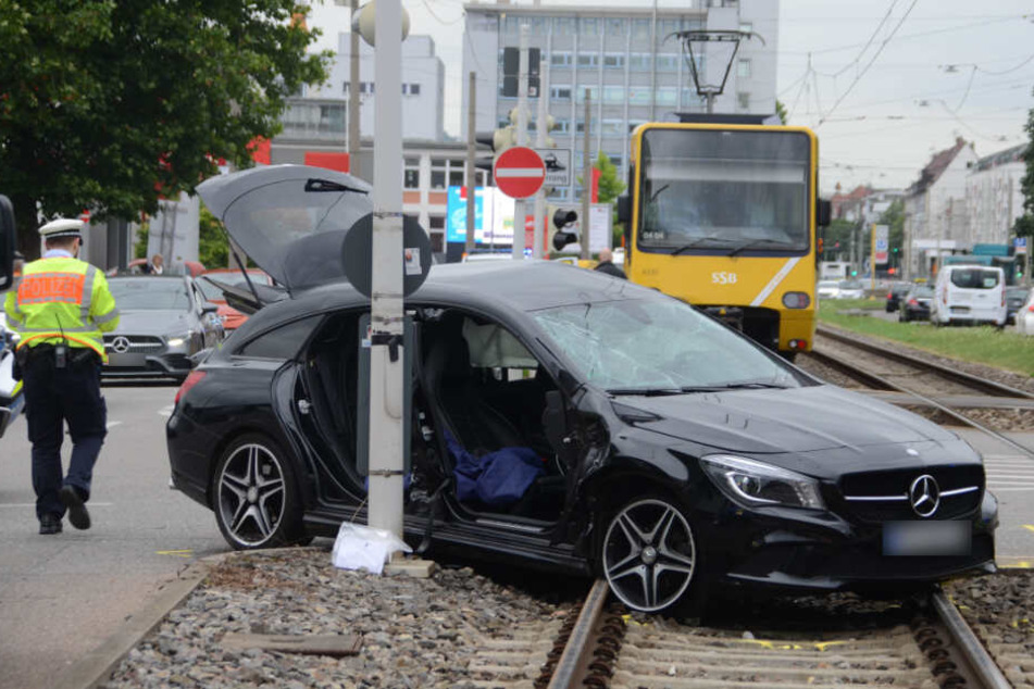 Der Mercedes hat nur noch Schrottwert.