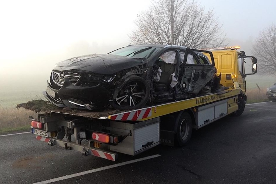 Der Fahrer (29) des entgegenkommenden Opels, mit dem der Unfallverursacher zuerst kollidierte, wurde schwer verletzt.