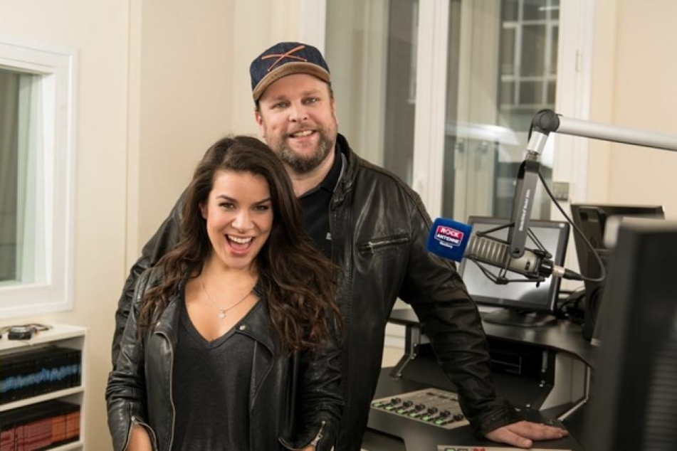 Alex Schmidt und Lilly Roberts von Rock Antenne Hamburg verlosen Tickets.