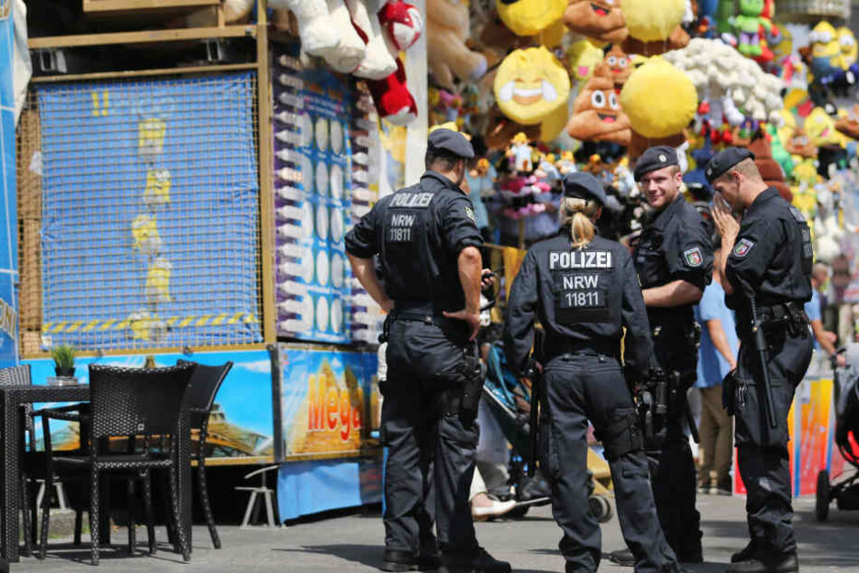 Smarter Schulterblick vom Mann in Uniform ... da kann Frau schon mal schwach werden.