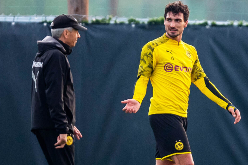 BVB-Coach Lucien Favre (l.) hat mit Mats Hummels, Manuel Akanji, Dan-Axel Zagadou und Leonardo Balerdi aktuell vier Innenverteidiger im Kader.