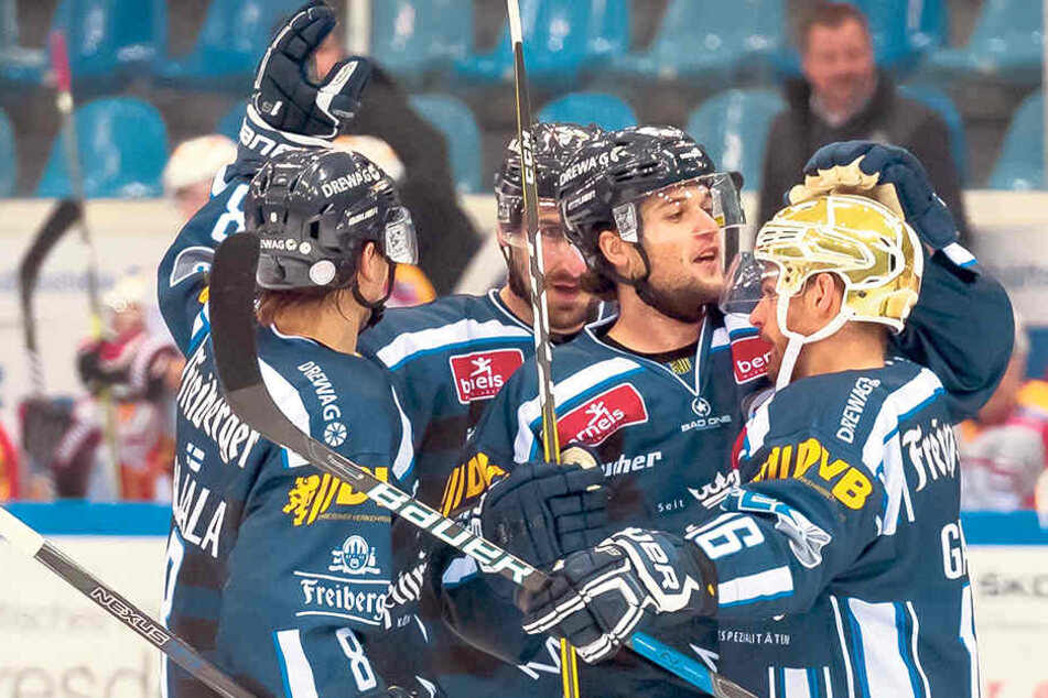 Eislöwen-Jubel um 1:0-Torschütze Steve Hanusch (2.v.r.).