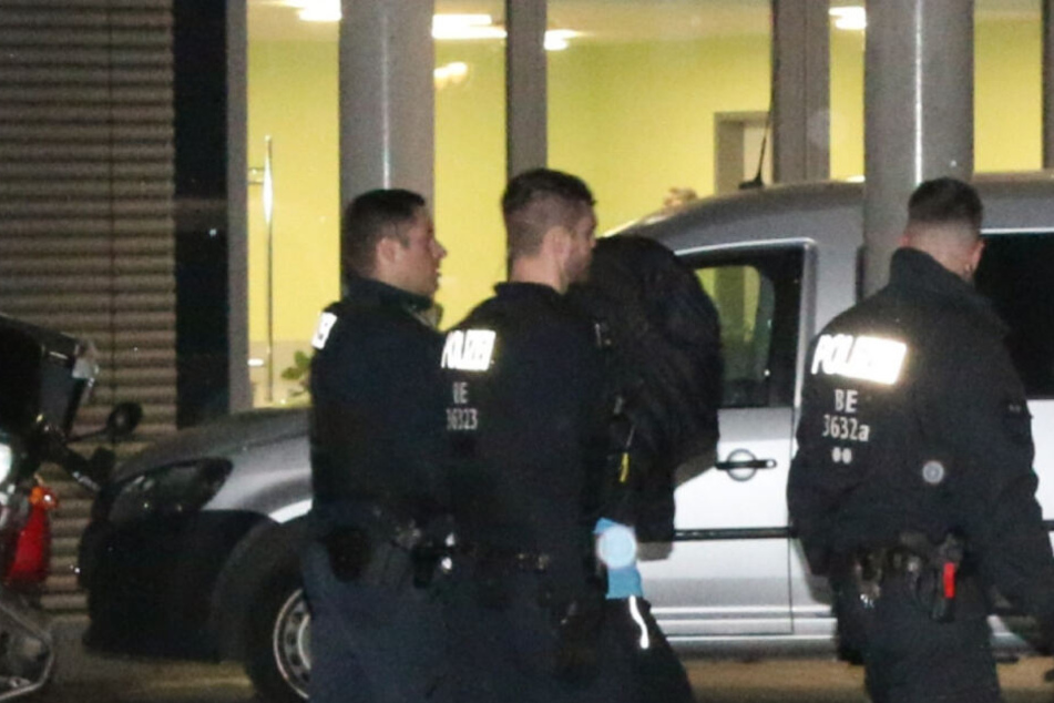 Ein Mann wird von der Polizei abgeführt. Dabei soll es sich um den Täter handeln.