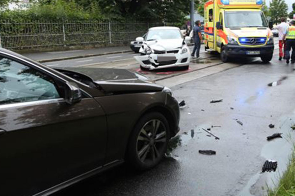 An der Dresdner Stadtgrenze prallten ein Mercedes und ein Suzuki Swift zusammen.