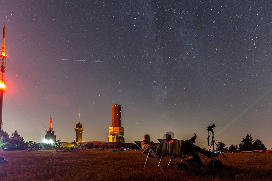 Besucher beobachten auf dem Großen Feldberg im Taunus die Sternschnuppennacht. Der Sternschnuppenstrom der Perseiden erreicht am Wochenende seinen Höhepunkt.