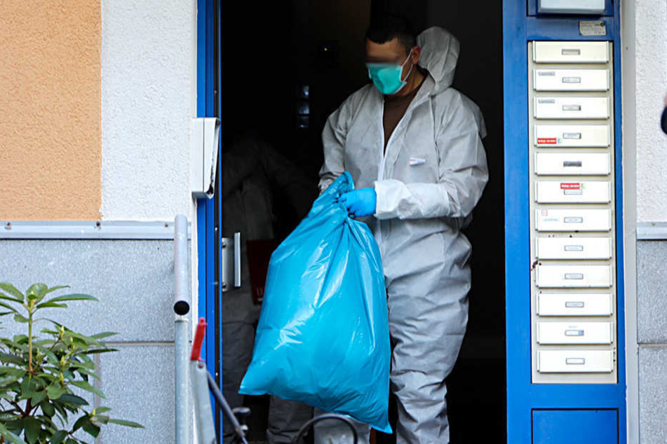 Ermittler suchen im Plattenbau nach Spuren, um den mysteriösen Tod der Rentnerin aufzuklären.