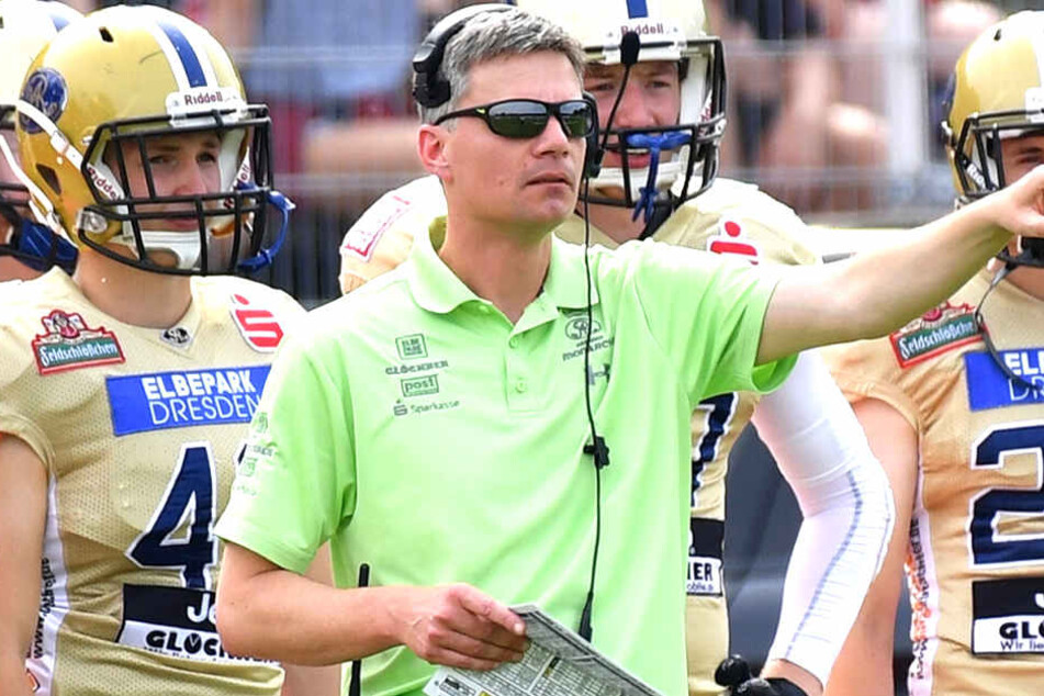 Coach Ulrich Däuber (M.) fordert morgen in Hildesheim einen klaren Sieg seiner Monarchs.