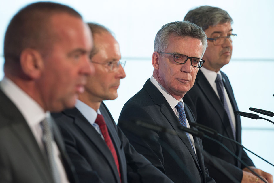 V.l.n.r.: Niedersachsens Innenminister Boris Pistorius (SPD), Sachsens Innenminister Markus Ulbig (CDU), Bundesinnenminister Thomas de Maiziere (CDU) und Mecklenburg-Vorpommerns Innenminister Lorenz Caffier (CDU)