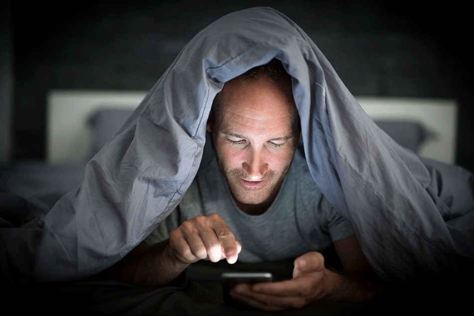 Viele können auch nachts kaum von ihrem Smartphone lassen. Das rächt sich oft.