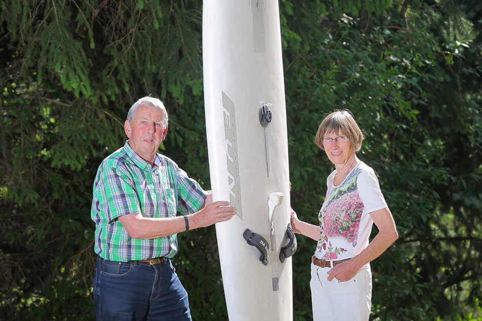 Ingrid (75) und Peter Wagner (78) bauten vor 40 Jahren Surfbretter wie dieses in der heimischen Garage: Die Originalbretter und -segel aus den 1970er Jahren spendeten sie für Ausstellungen.