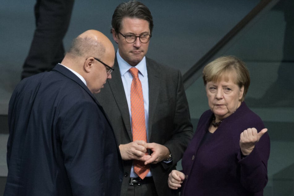 Angela Merkel spricht mit Peter Altmeier und