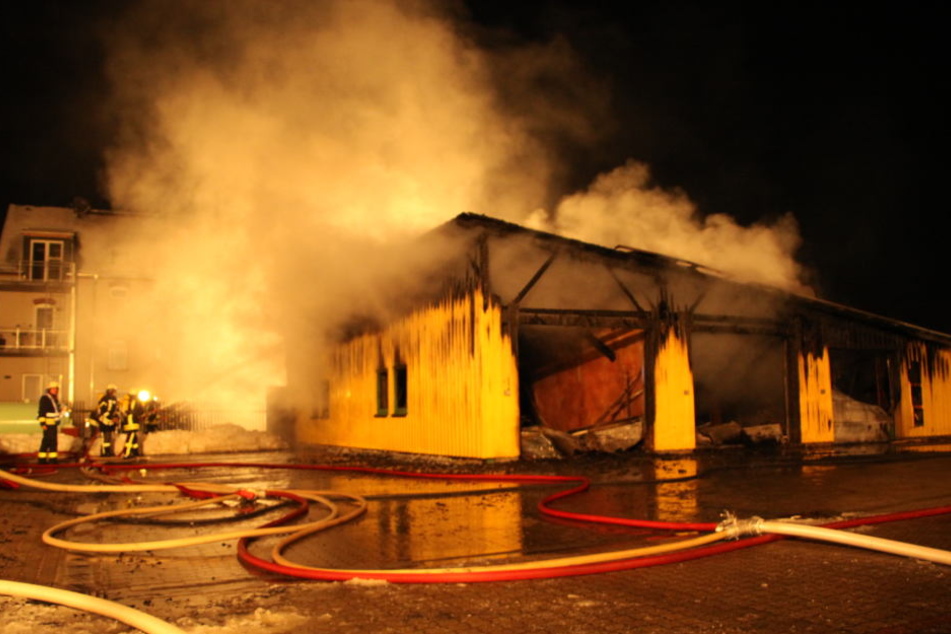 Die Lagerhalle brannte komplett aus.
