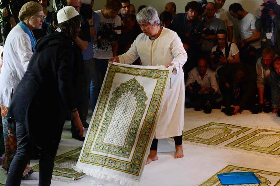 Die Gründerin der liberalen Ibn-Rushd-Goethe-Moschee, Seyran Ares, (re.) wird seit der Eröffnung bedroht und steht unter Polizeischutz.