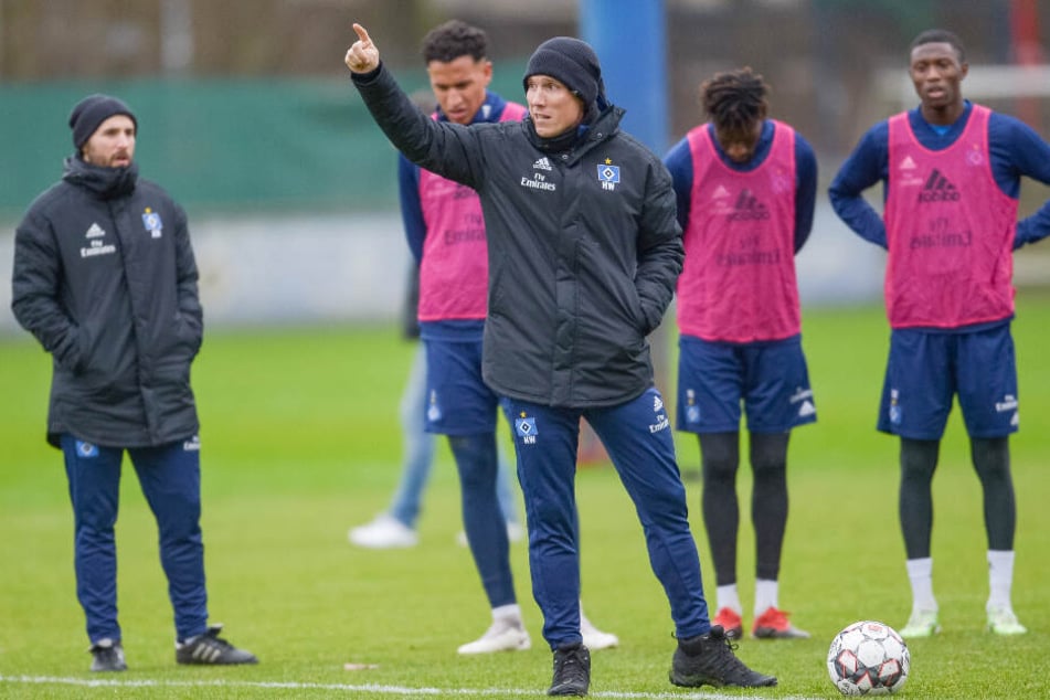 HSV-Trainer Hannes Wolf gibt im Training die Richtung vor.