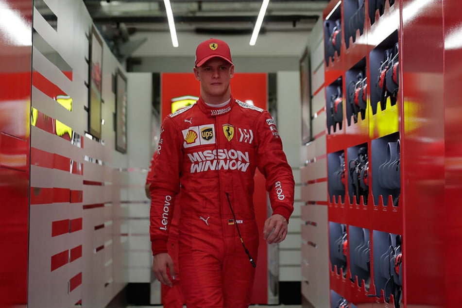 Mick ist der Sohn von Michael Schumacher, der noch immer erfolgreichste Pilot in der Geschichte der Formel 1, der sich nach einem schweren Ski-Unfall aus der Öffentlichkeit zurückgezogen hat.