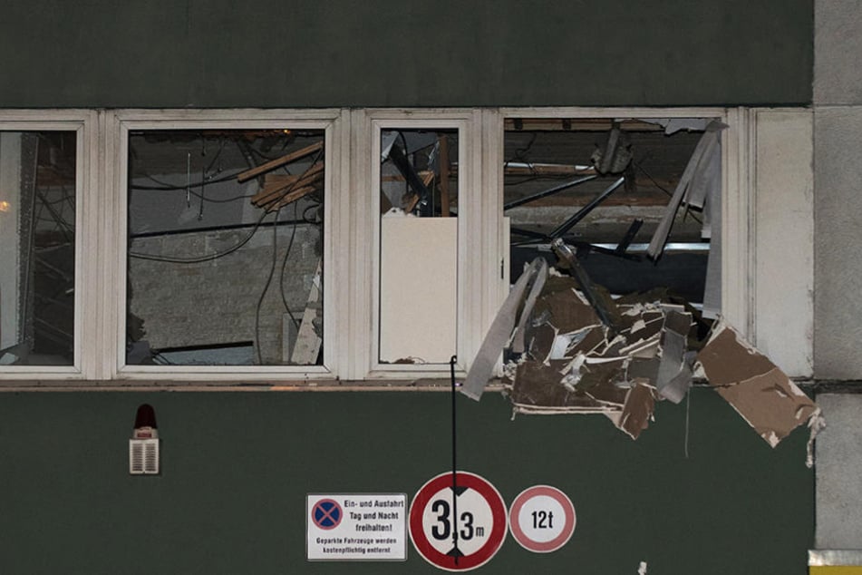 Zerbrochene Fenster sind an einem Bürohaus an der Potsdamer Straße zu sehen.