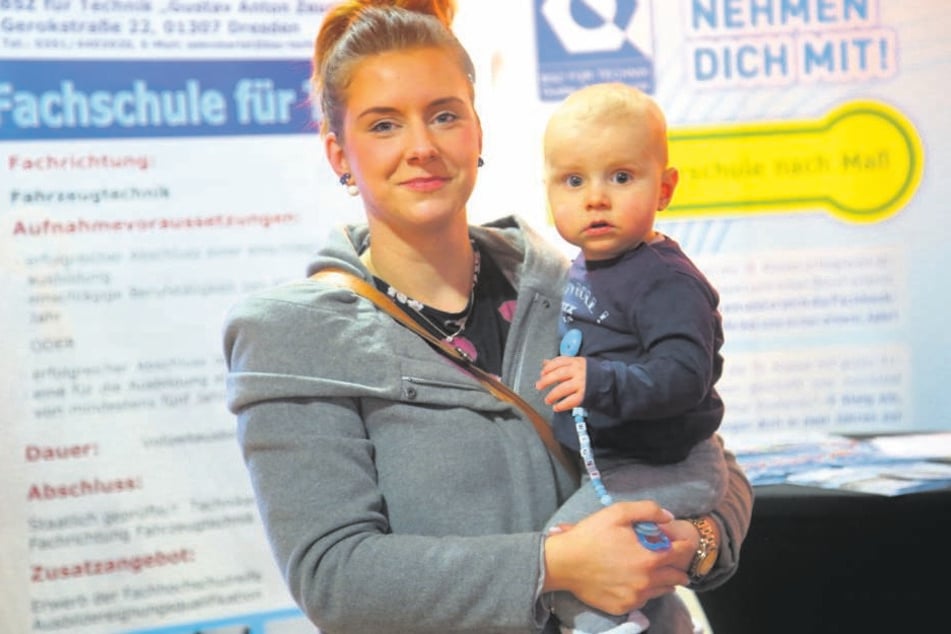 Besucherin Nicki Fischer (29) kam mit Söhnchen Winni (1) zur Jobmesse.