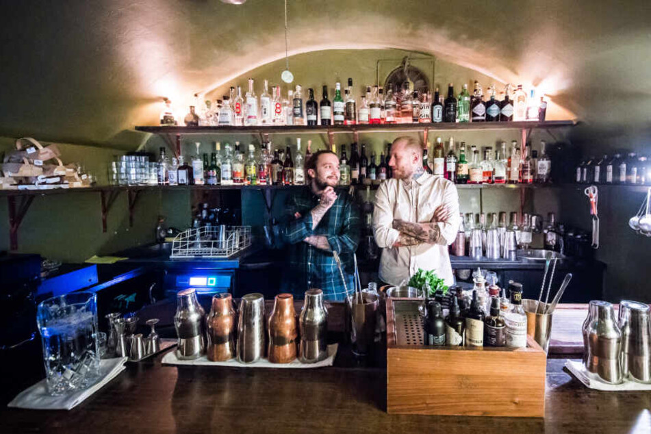 Joshua Besemer (l), Barkeeper, und Michele Heinrich, Bar Manager, stehen hinter der Theke.
