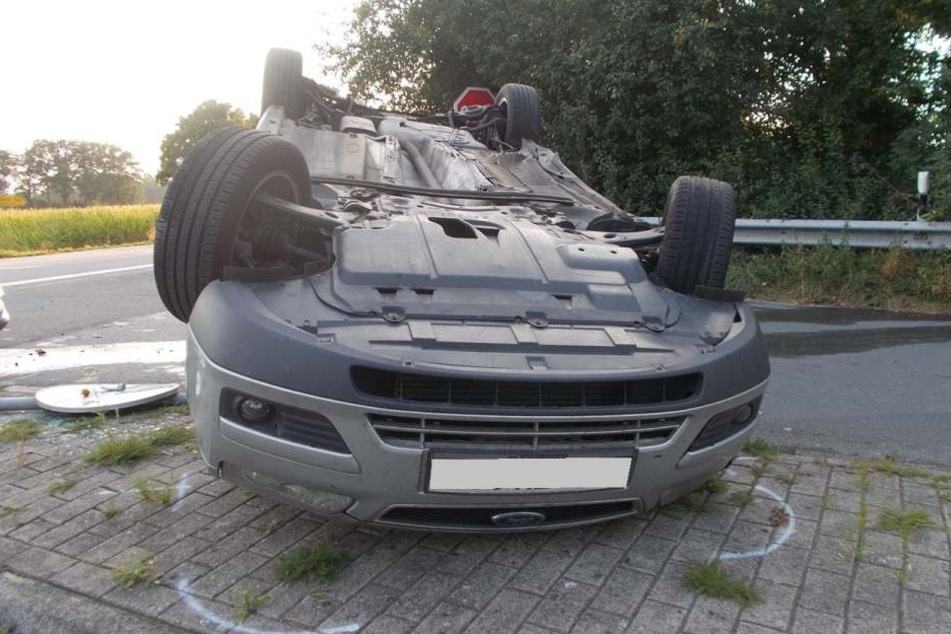 Der 26-jährige Fahrer des Ford wurde mit leichten Verletzungen ins Krankenhaus Rahden gebracht.